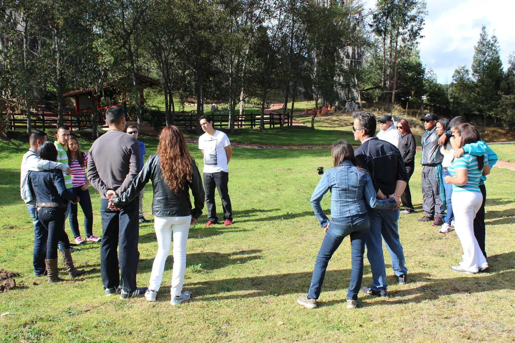 Participantes de una experiencia Level UP trabajando en grupo al aire libre